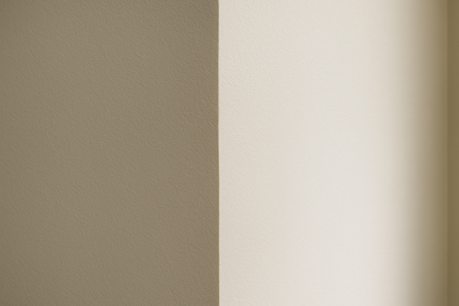 Zoom sur la jonction peinture mate et satinée, différence d’aspect au mur